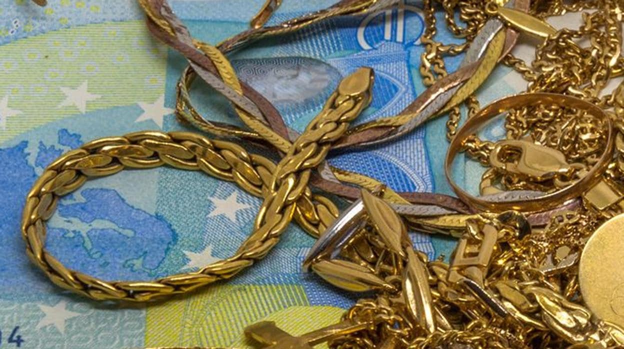 La acusada se puso de acuerdo con dos amigas para vender las joyas en tiendas de oro