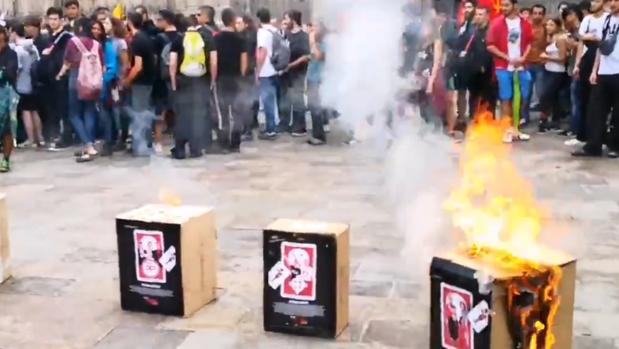 VÍDEO: Arran quema imágenes del Rey en una manifestación de la Diada en Barcelona