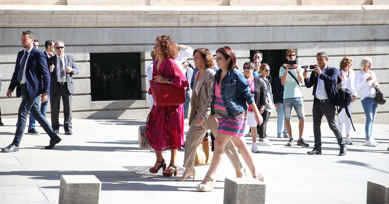 María Jesús Montero, Carmen Calvo y Adriana Lastra, equipo negociador del PSOE, ayer a su llegada a la reunión con Unidas Podemos