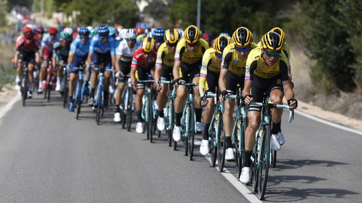 El pelotón ciclista, este miércoles, durante la décimo séptima etapa de la Vuelta a España 2019