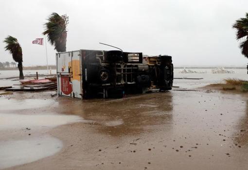 El camión arrastrado por la fuerza del viento en Dénia