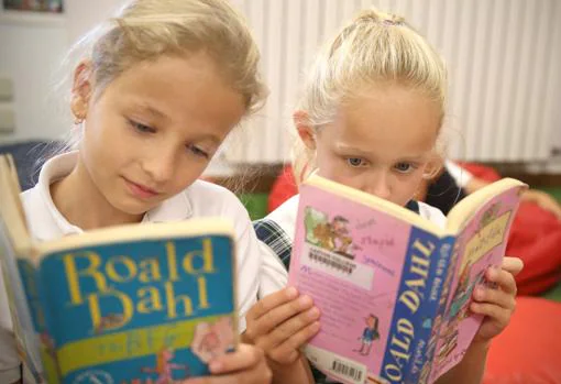 Dos alumnas del centro leyendo cuentos