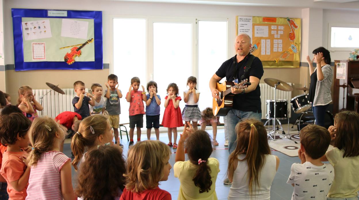 Una clase con música en el Caxton College de Valencia