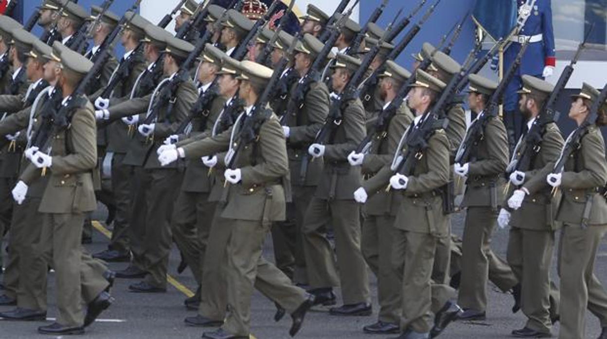 Imagen de archivo de un desfile militar del Ejército de Tierra
