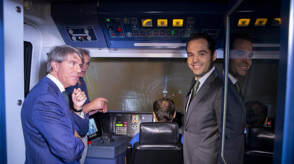 El consejero de Transportes Ángel Garrido y el vicepresidente regional Ignacio Aguado, en el simulador de Metro