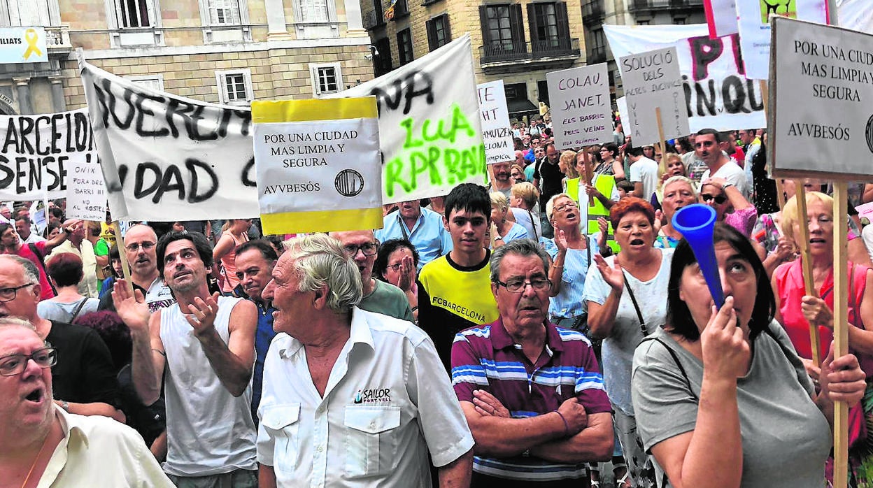 Vecinos, durante la manifestación que tuvo lugar hace un año contra la inseguridad en Barcelona