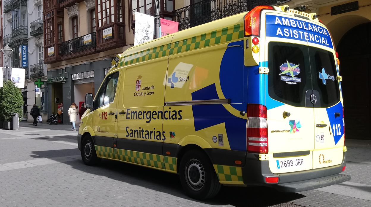 Imagen de archivo de una ambulancia en Castilla y León