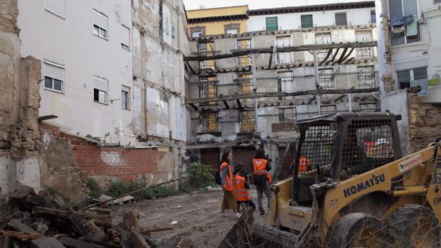 Zaragoza derriba una fachada que llevaba 15 años aguantada con un andamio