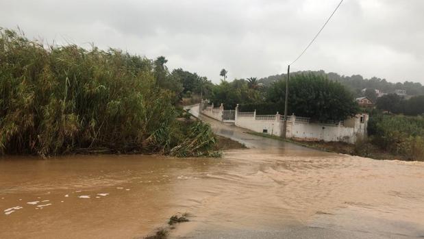 Inundaciones en Valencia: el barranco de la Parra se desborda en Carlet y obliga a cortar cinco caminos