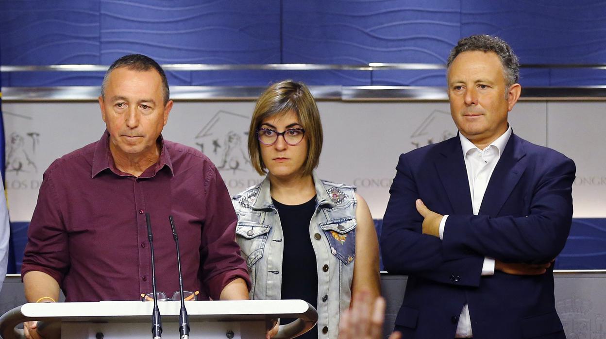 Enric Bataller, a la derecha, junto a Joan Baldoví y Marta Sorlí