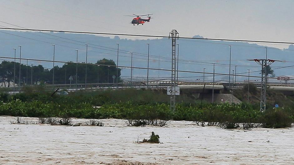 Inundaciones en Alicante: salvan por aire a un hombre atrapado en medio del temporal