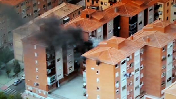 Espectacular incendio sin heridos en un quinto piso en Toledo