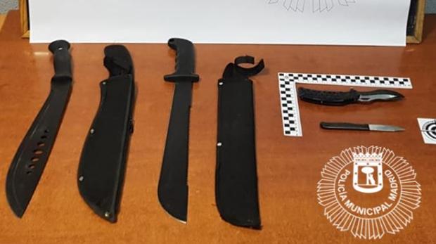 Detienen a dos menores por entrar con machetes y navajas en un autobús