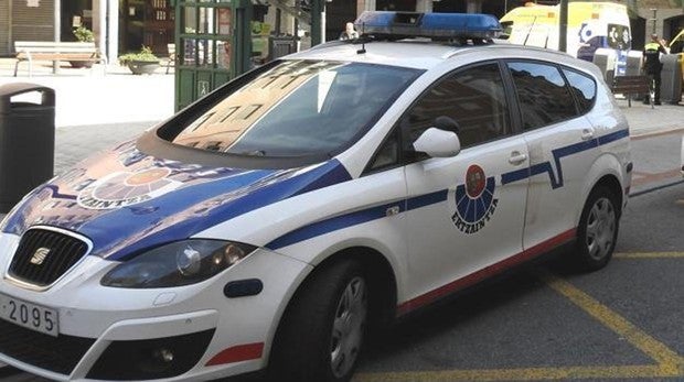 Multan a dos ertzainas en San Sebastián por orinar en el coche patrulla de dos compañeros