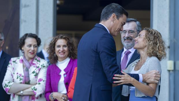 El PSOE sostiene a Manuel Cruz pero evita comprometerse con su futuro