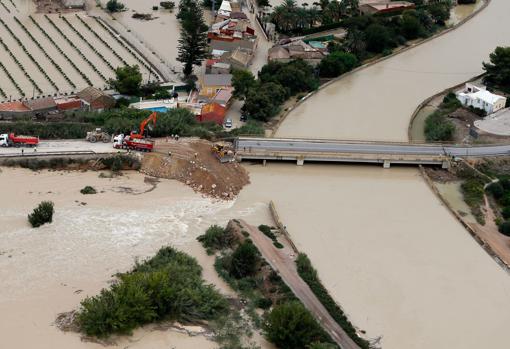 Imagen aérea de la ciudad de Almoradí (Alicante) con la rotura del dique del río Segura