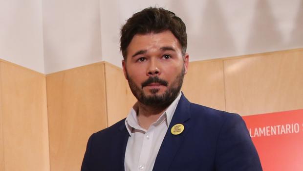 Taxistas de Ibiza reciben a Gabriel Rufián en la isla haciendo sonar el himno de España