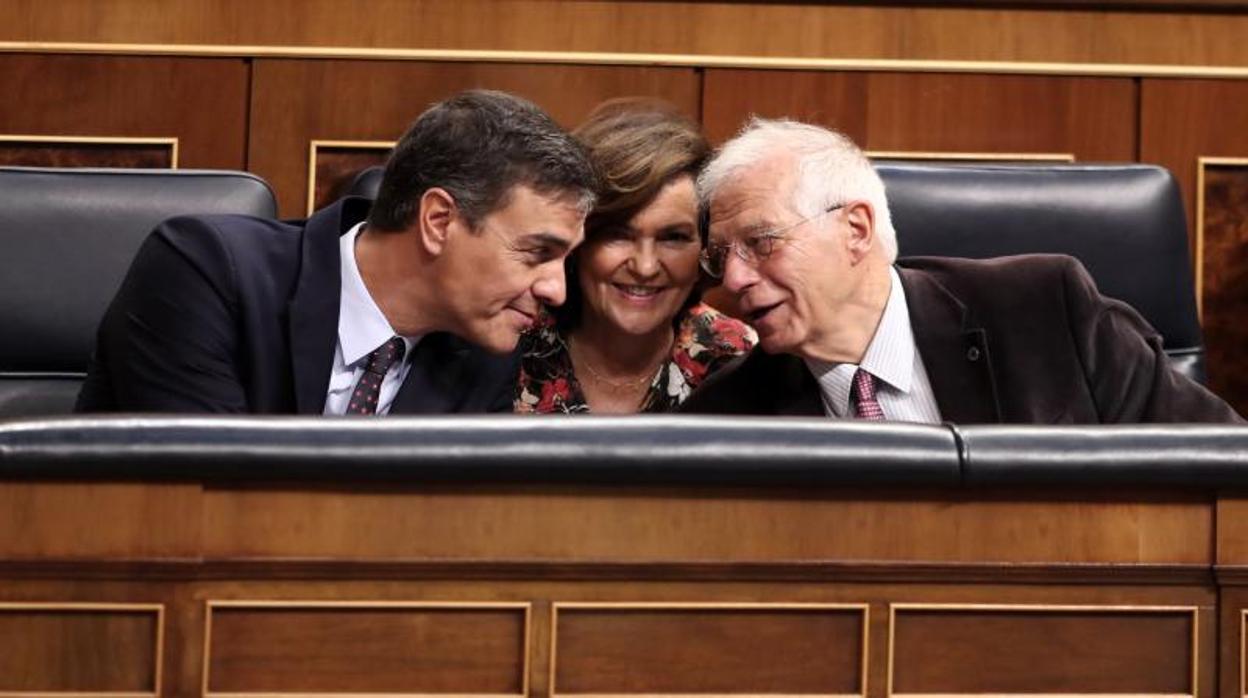 Pedro Sánchez, junto con Carmen Calvo y Josep Borrel en el Congreso de los Diputados