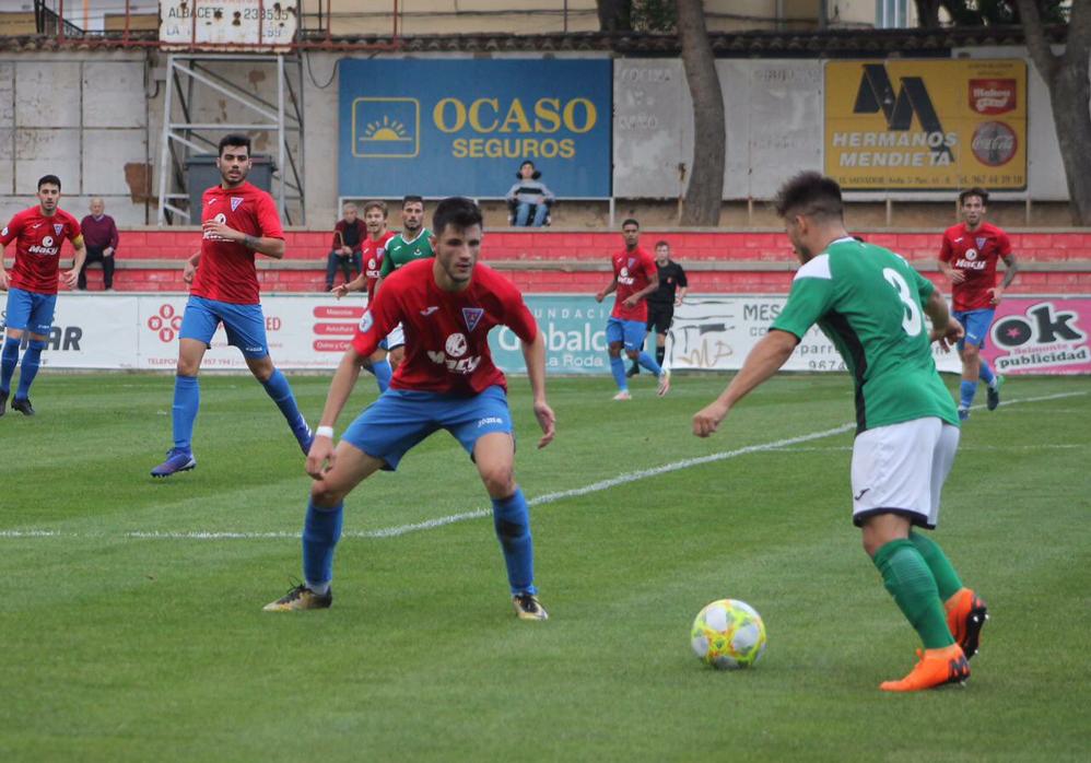 Álex Alonso, defensa del Toledo, intenta un avance en La Roda