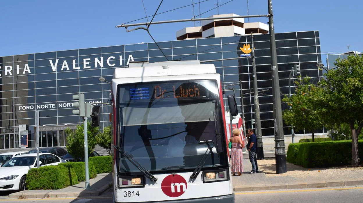 Imagen de un tranvía del Metro de Valencia en la parada de Feria Valencia