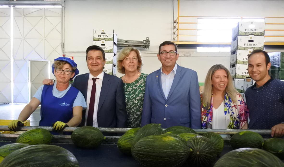 El consejero de Agricultura, Francisco Martínez Arroyo, en la cooperativa Santiago Apóstol de Tomelloso