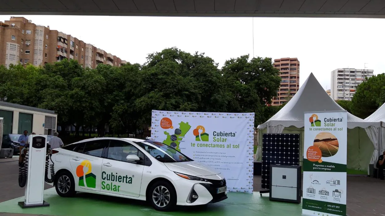 El coche que incorpora un panel solar para alimentar uno de sus motores, expuesto en Benidorm