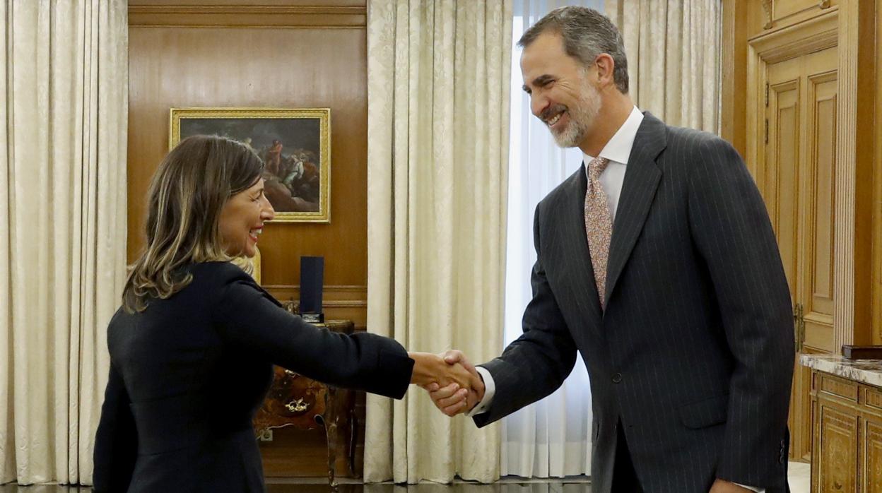 El rey Felipe VI recibe en audiencia a la diputada de Galicia en Común, Yolanda Díaz, este lunes, en el inicio de la ronda de consultas