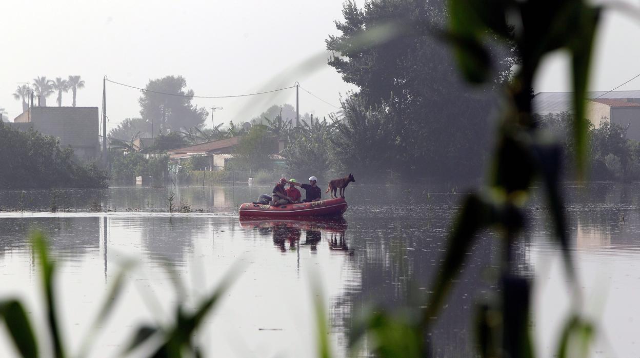 Imagen de las tareas de búsqueda del hombre muerto por la riada