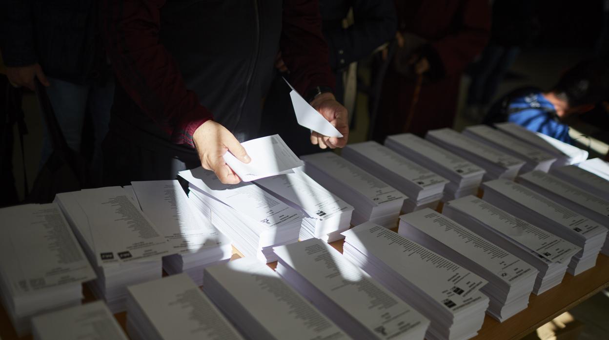 Un ciudadano ejerciendo su derecho al voto en las elecciones generales del 28 de abril