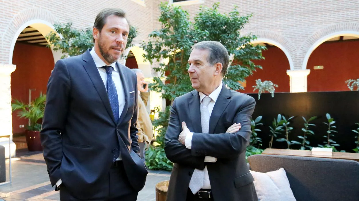 Óscar Puente, junto al alcalde de Vigo y presidente de la Federación Española de Municipios y Provincias (FEMP), Abel Caballero