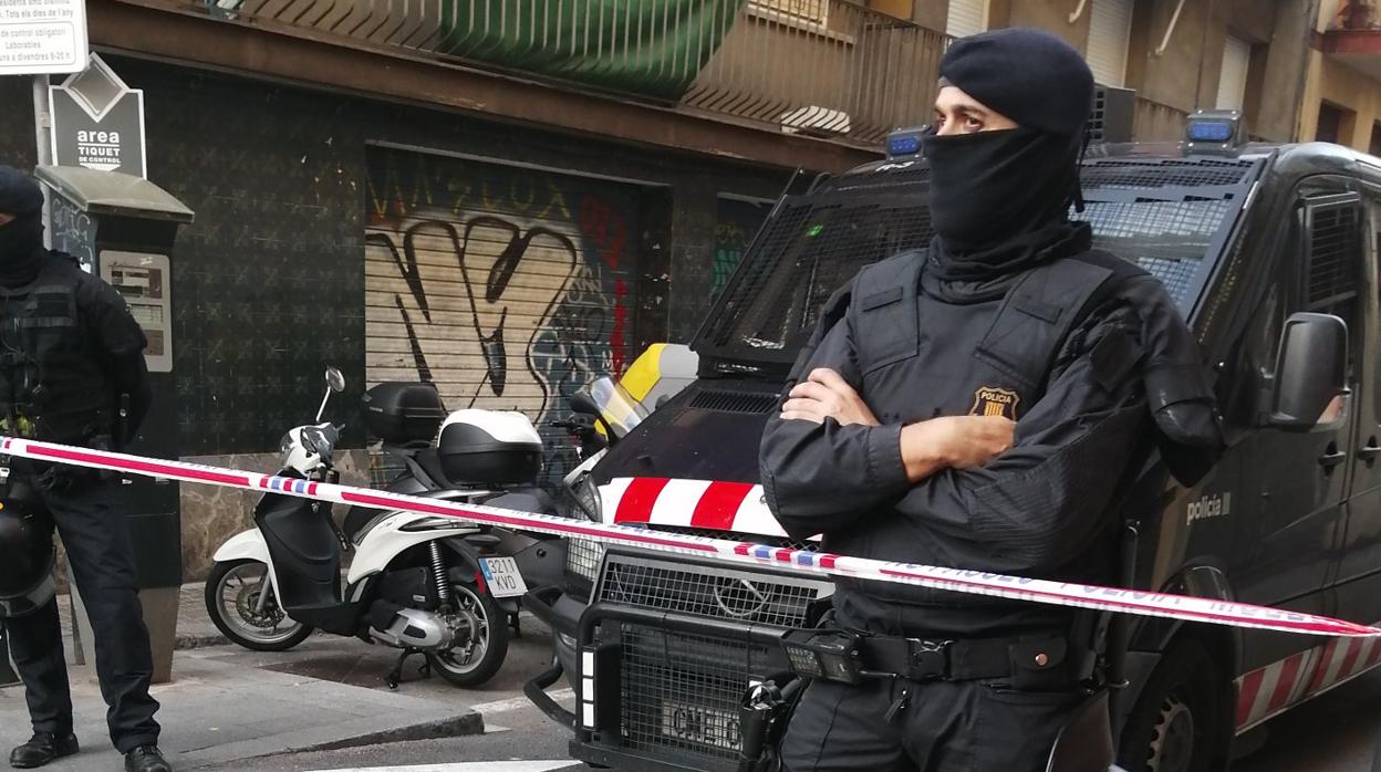 Agentes durante el desalojo de Gràcia