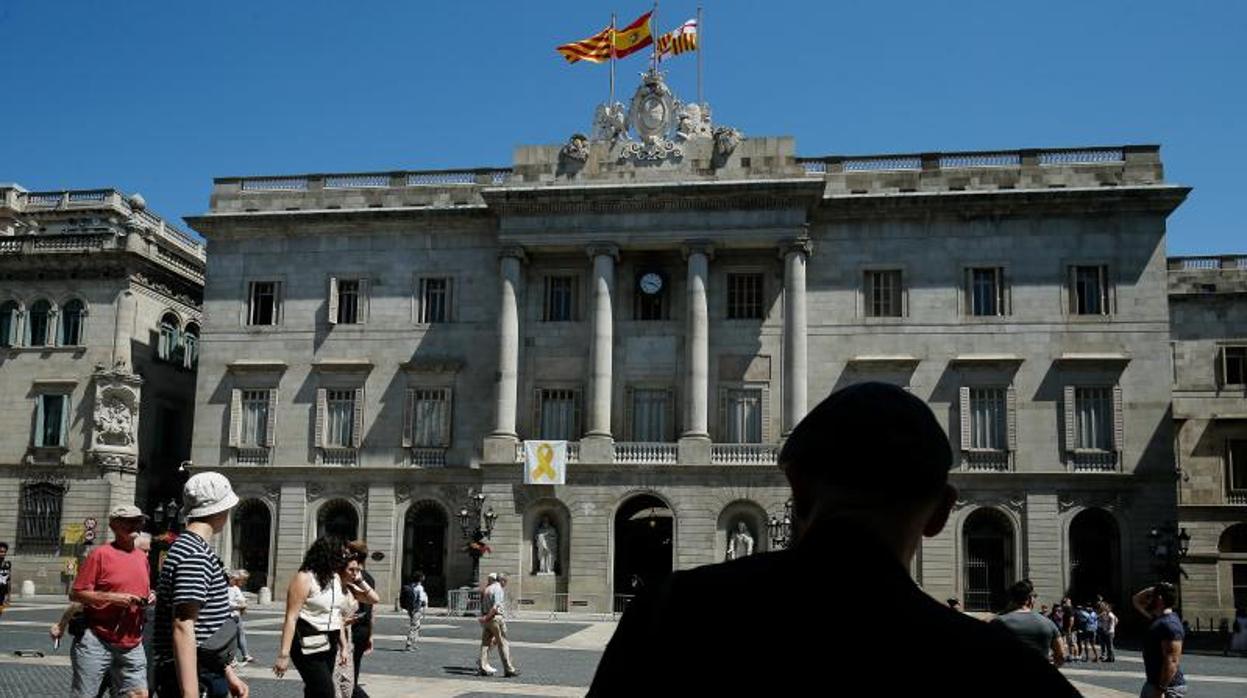 Fachada del Ayuntamiento de Barcelona, con el lazo amarillo