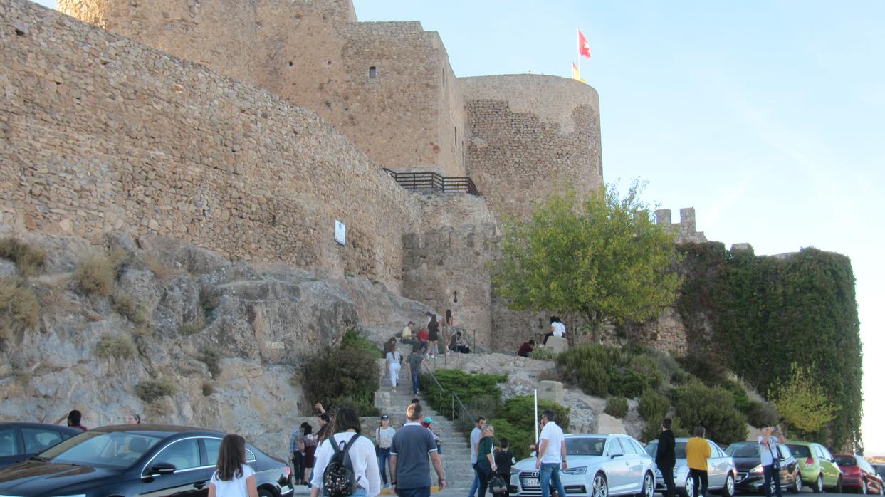 El castillo de Consuegra, junto a los molinos, es uno de los lugares más visitados de la región