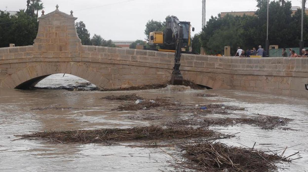 Efectos de la gota fría en un puente de Almoradí