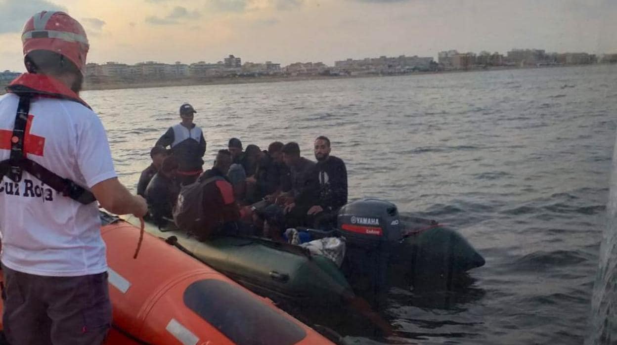 Rescate de los 10 inmigrantes en una imagen difundida por Cruz Roja en sus redes sociales
