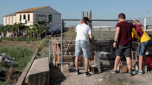 Protestas por el derribo de un «icono de la huerta valenciana» previo a las obras de la V-21