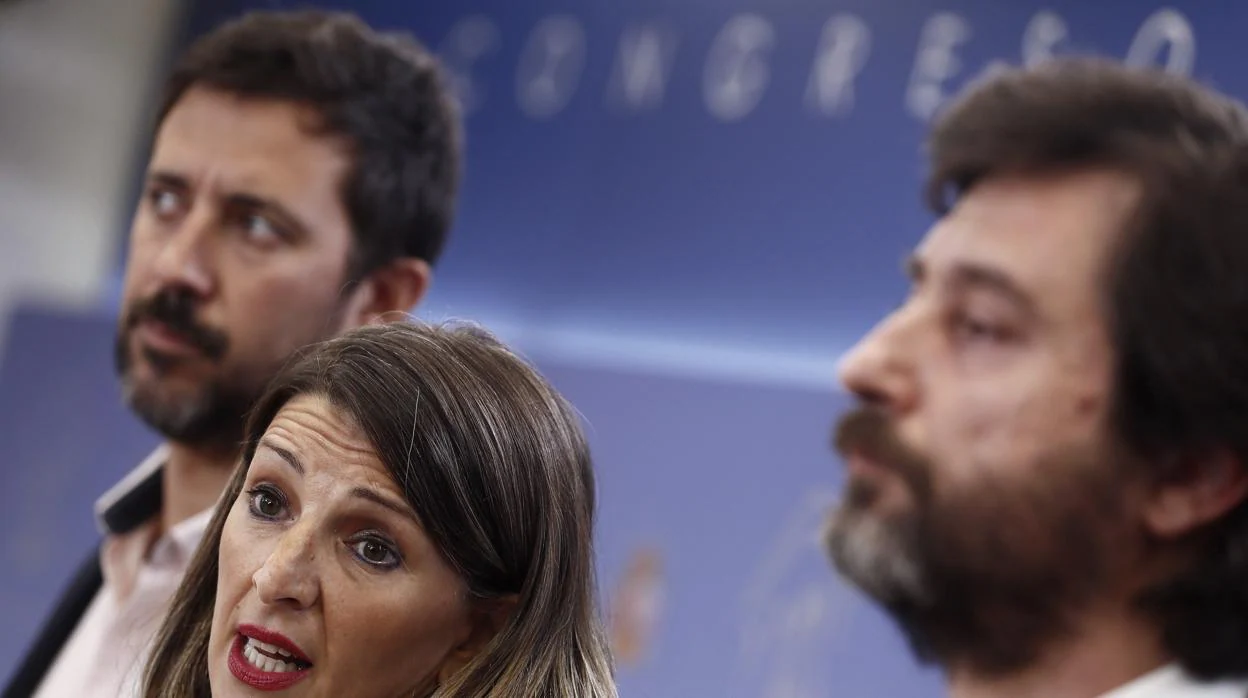 Los dirigentes de Podemos Yolanda Díaz, Rafa Mayoral (d) y Antonio Gómez-Reino Varela, durante la rueda de prensa