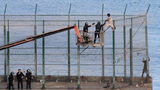 Los últimos asaltantes de la valla siguen en Ceuta sin ser expulsados