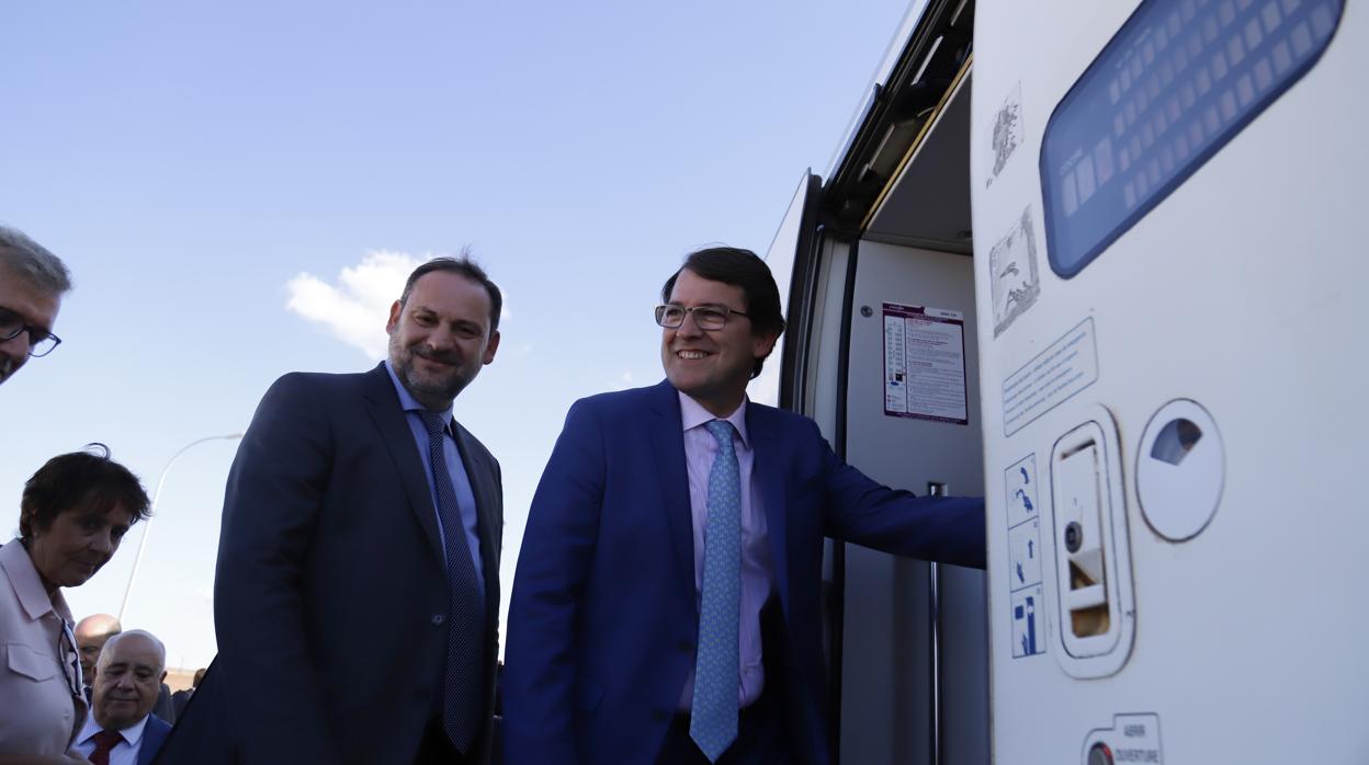 El ministro de Fomento en funciones, José Luis Ábalos, y el presidente regional Alfonso Fernández Mañueco, recorre el tramo Zamora-Pedralba de la Pradería de la Línea de Alta Velocidad Madrid-Galicia a bordo de un tren de pruebas para supervisar el estado de la nueva infraestructura