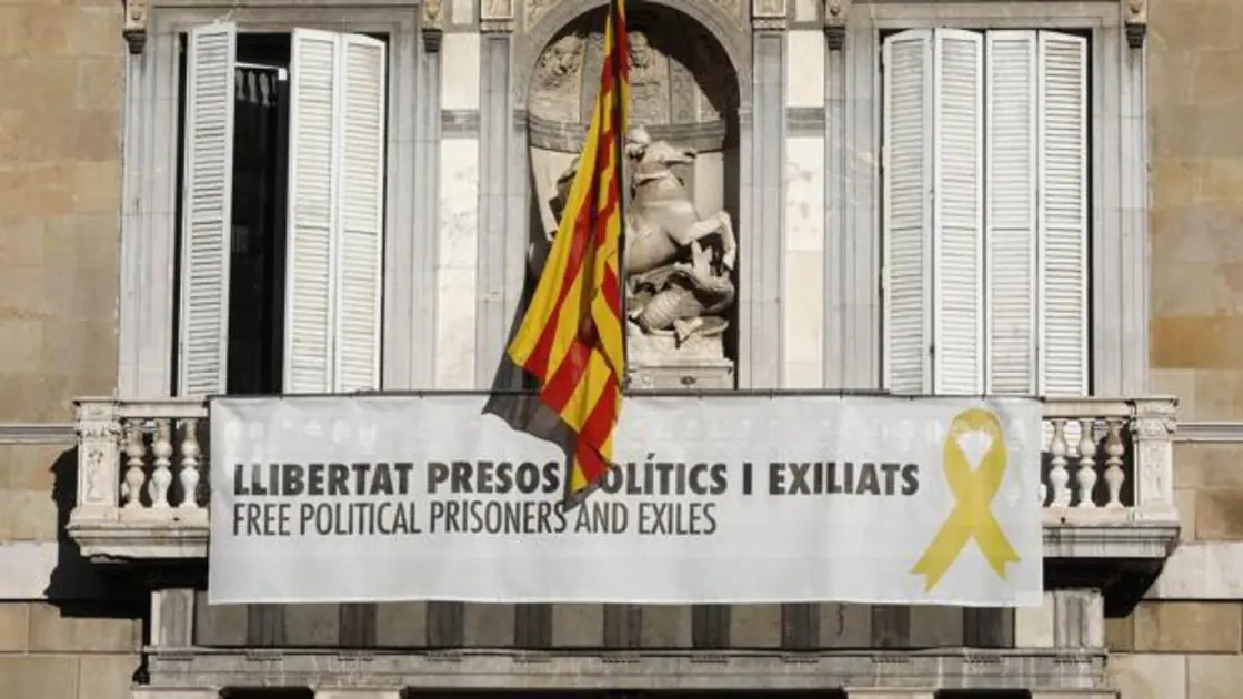 Balcón del Palacio de la Genealitat de Cataluña con la pancarta partidista