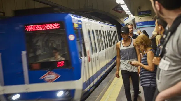 Rescatan en el metro a una mujer que se le había quedado el pie atrapado entre un tren y el andén