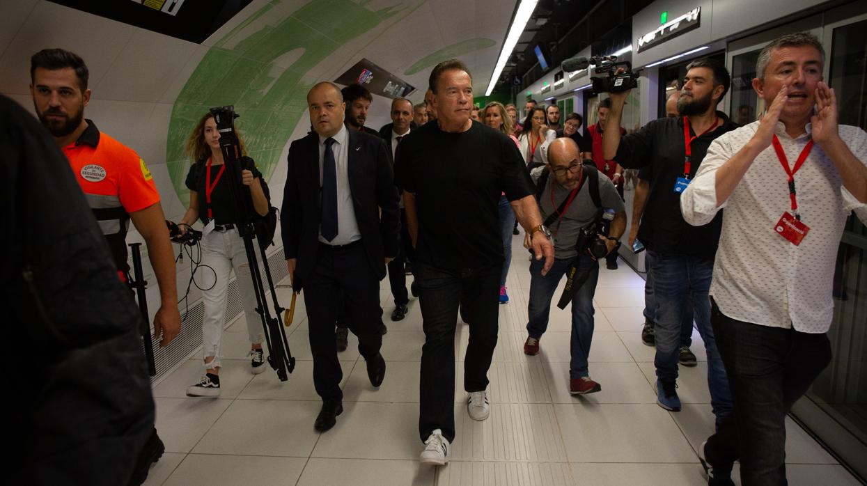 Schwarzenegger durante su visita al metro de Barcelona