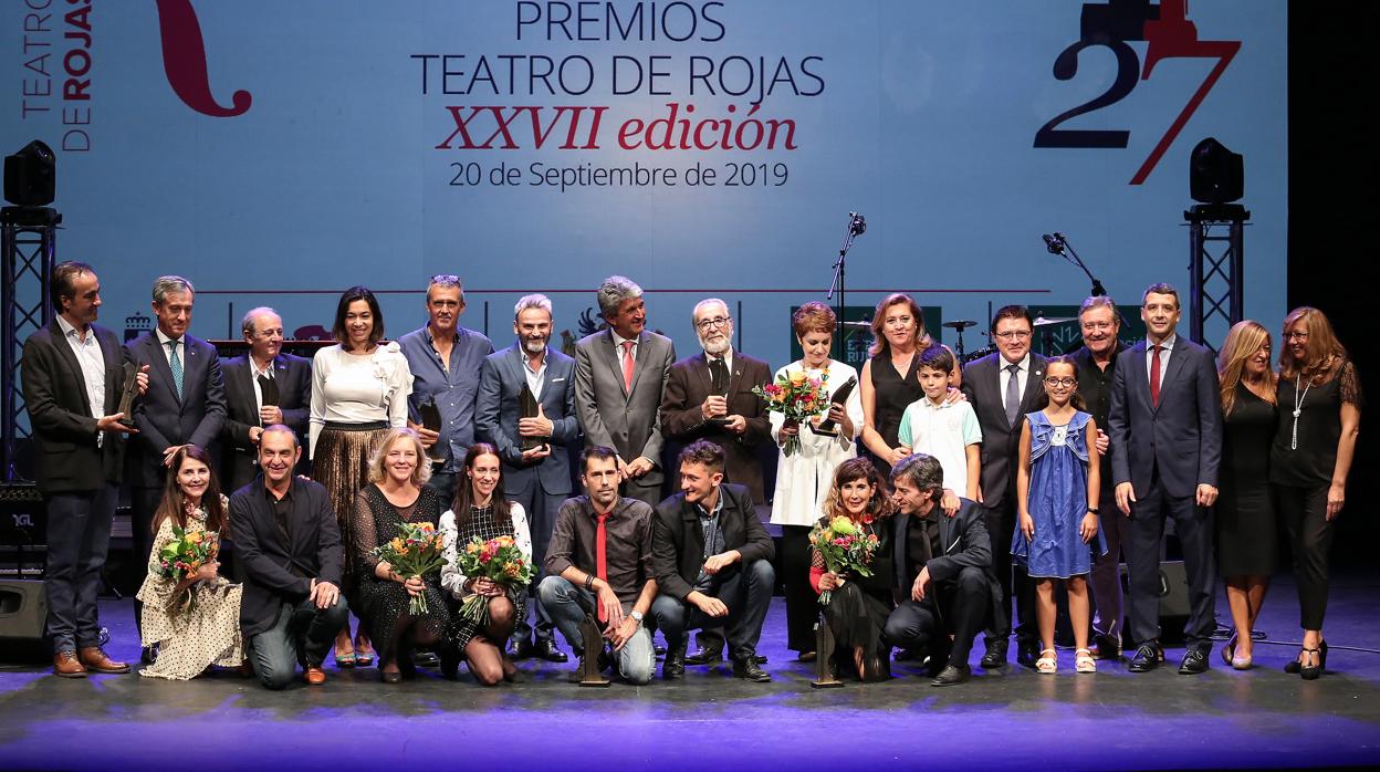 Los galardonados con los Premios Teatro de Rojas posan junto a las autoridades locales