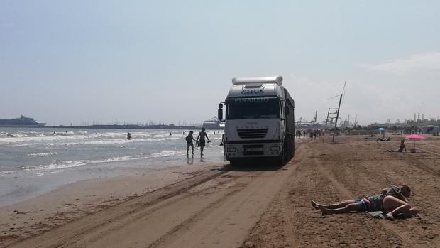 Camiones esquivando bañistas y montañas de residuos: así están las playas de Valencia una semana después del temporal