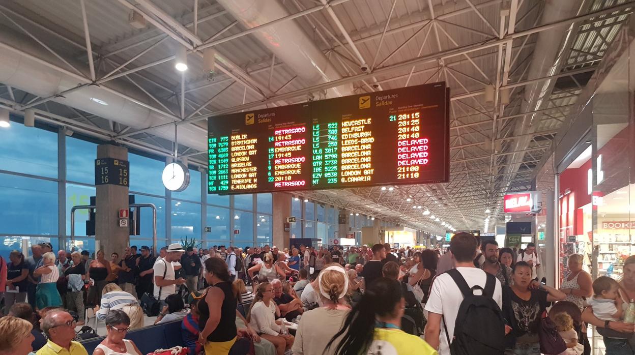 Turistas de Thomas Cook este sábado en Fuerteventura en una foto de Aaron Robinson