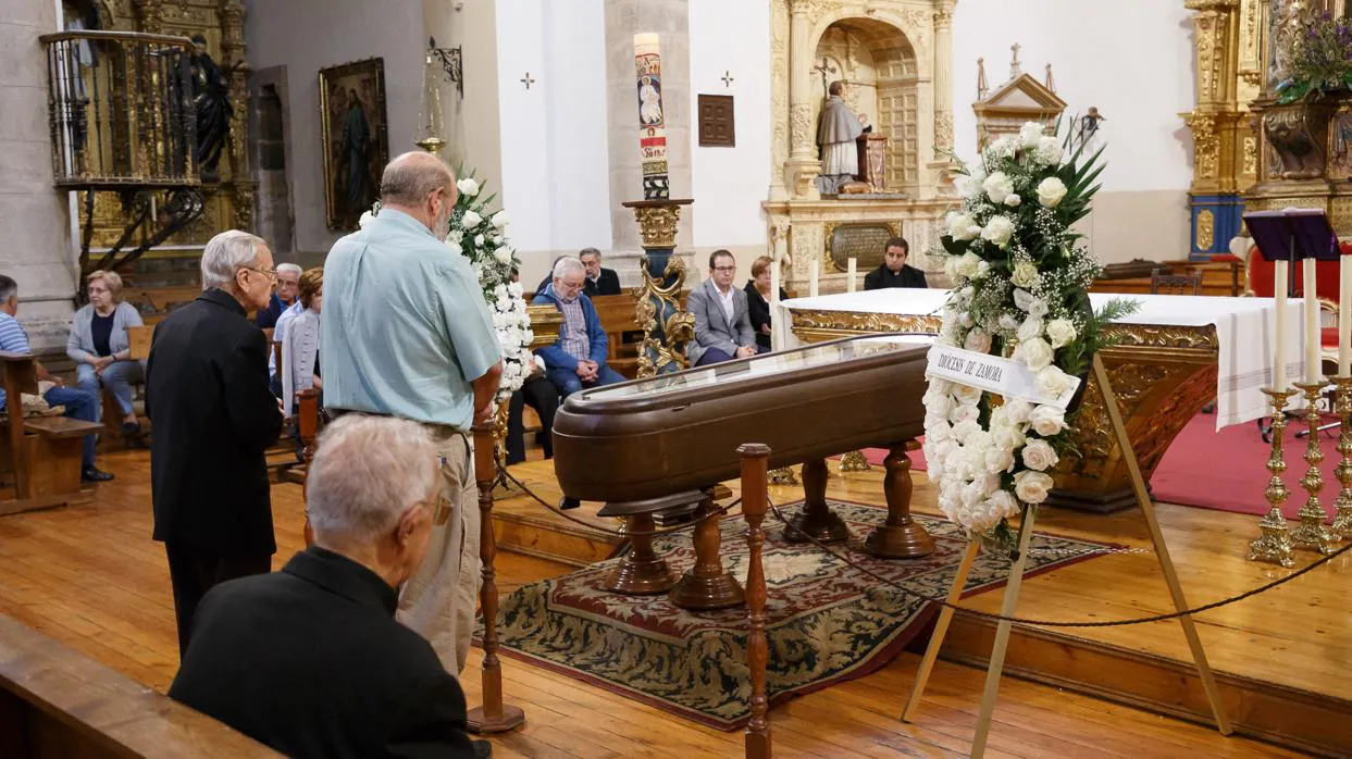 Numerosas personas han acudido este domingo a despedir al obispo de Zamora, Gregorio Martínez