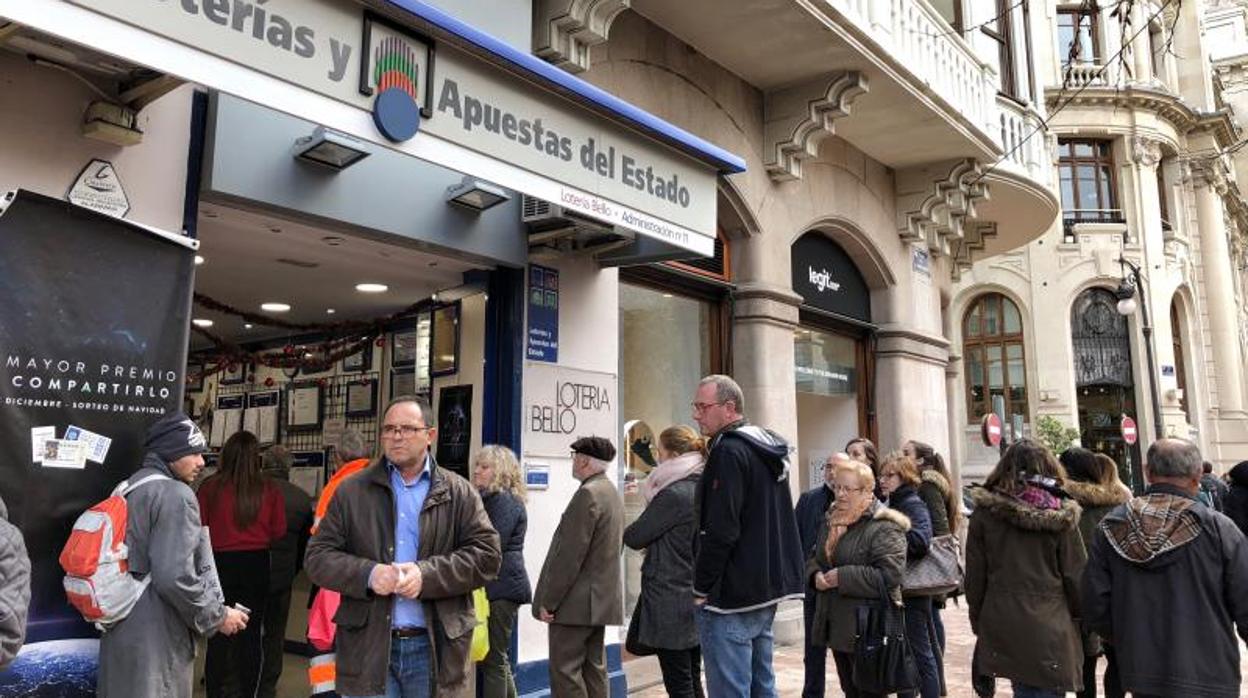 Cola de compradores en una Administración de Loterías de Valencia