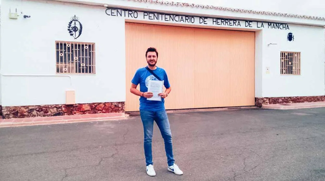 Uno de los organizadores, a las puerta del centro penitenciario de Herrera de La Mancha
