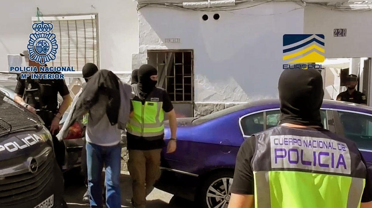 Imagen de la detención del individuo, de 51 años, por parte de la Policía Nacional ayer en Algeciras