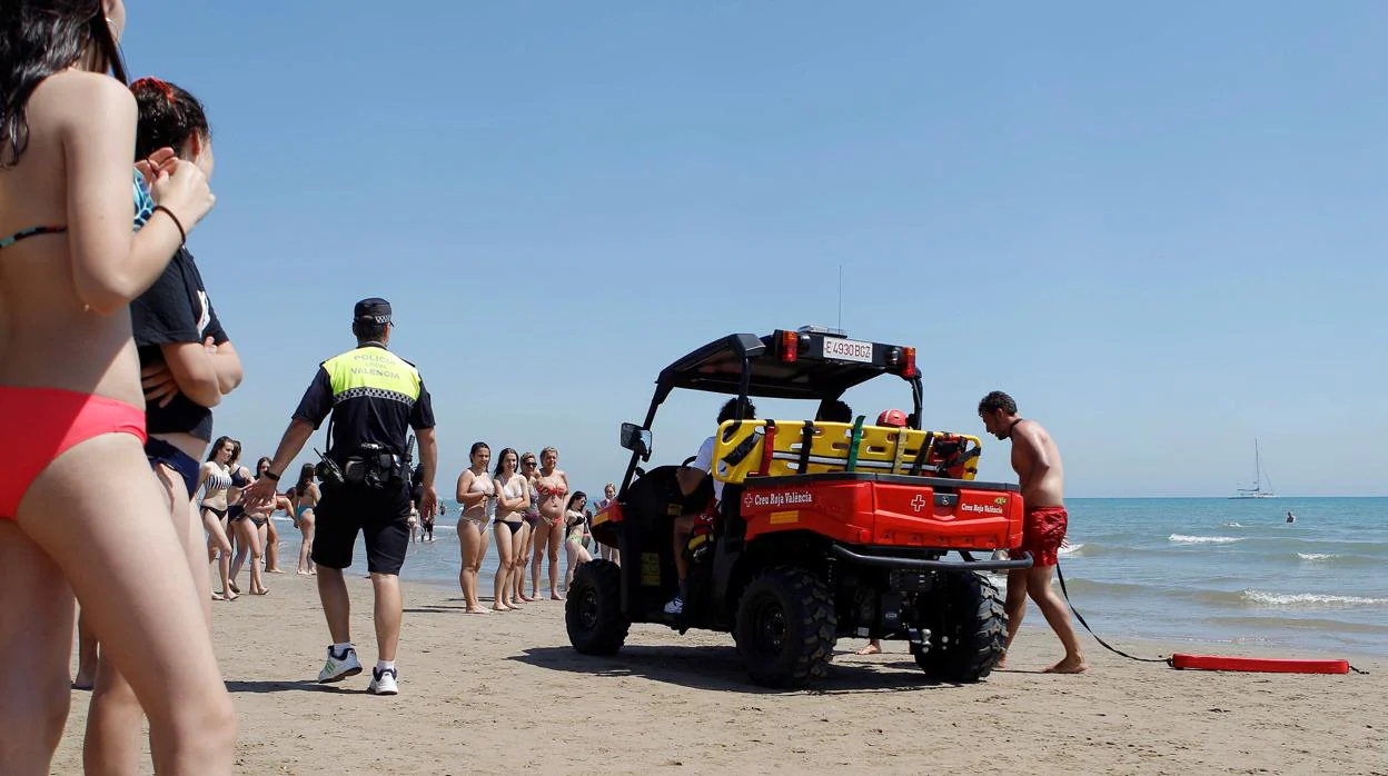 Un policía local en una intervención en la playa en Valencia